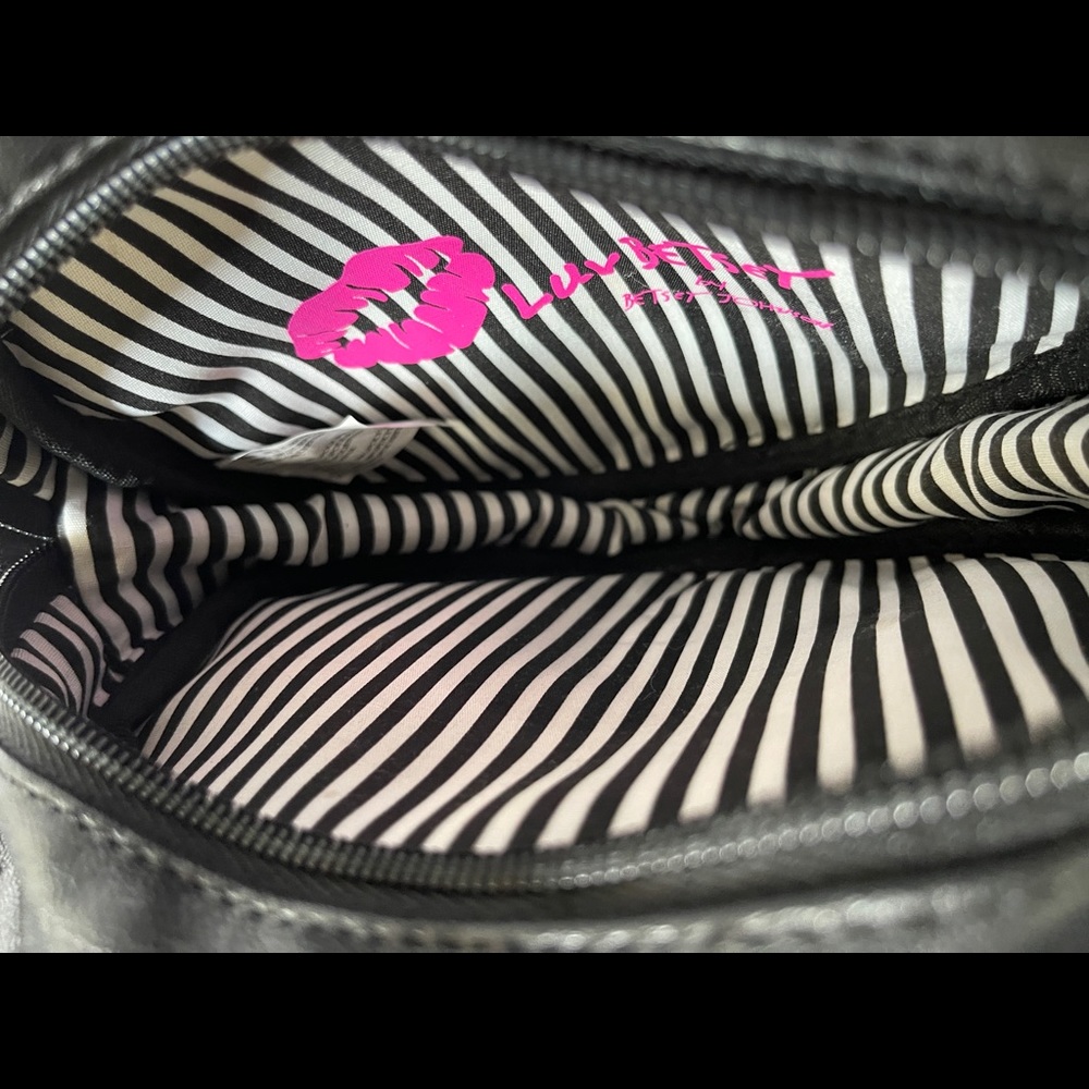 ⭐️Betsey Johnson black and white puppy circle crossbody purse - Picture 7 of 16